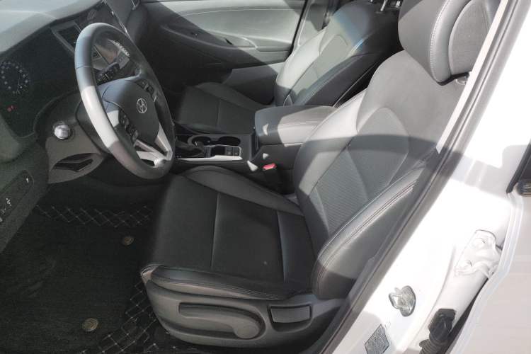 Used Hyundai Tucson 2015 2.0L Automatic Two-Wheel Drive Smart Version