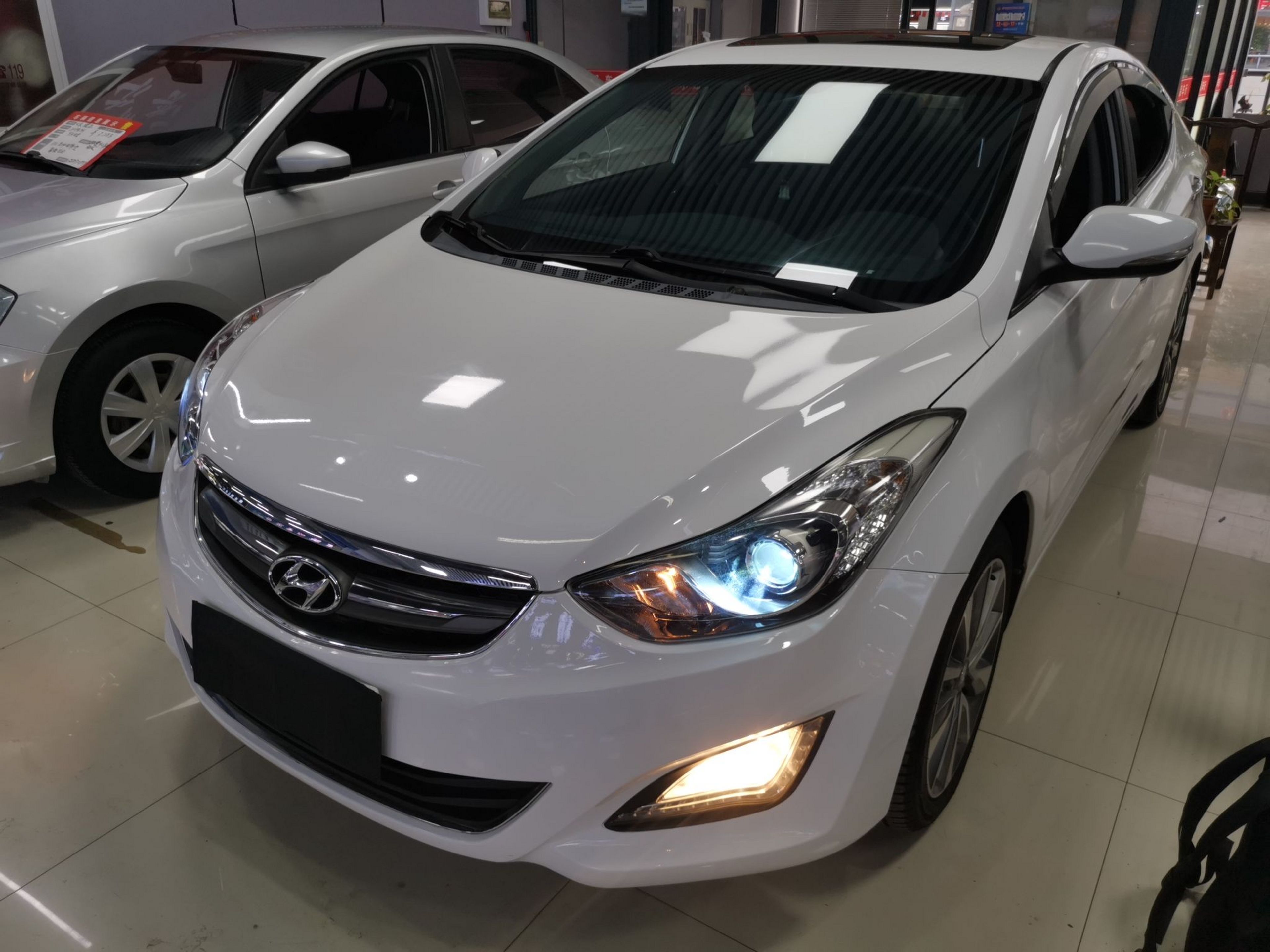 تحت مقدمة السيارة