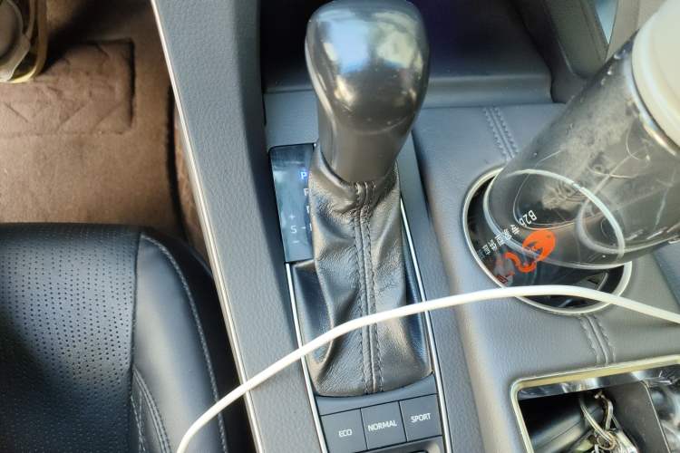 Used Toyota Avalon 2019 Dual-Engine 2.5L XLE Prestige Version China VI Standard
