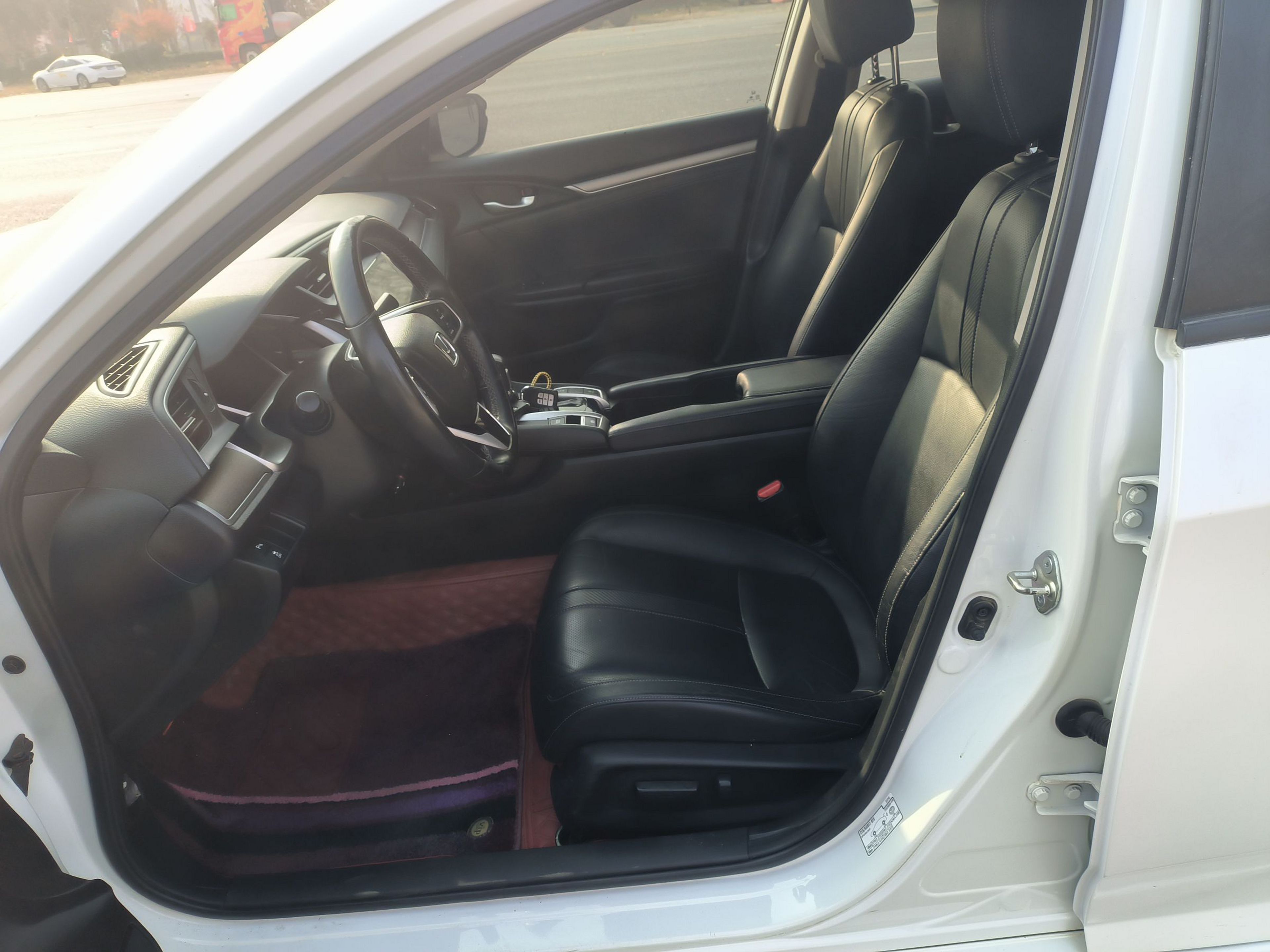 Переднее сиденье в автомобиле