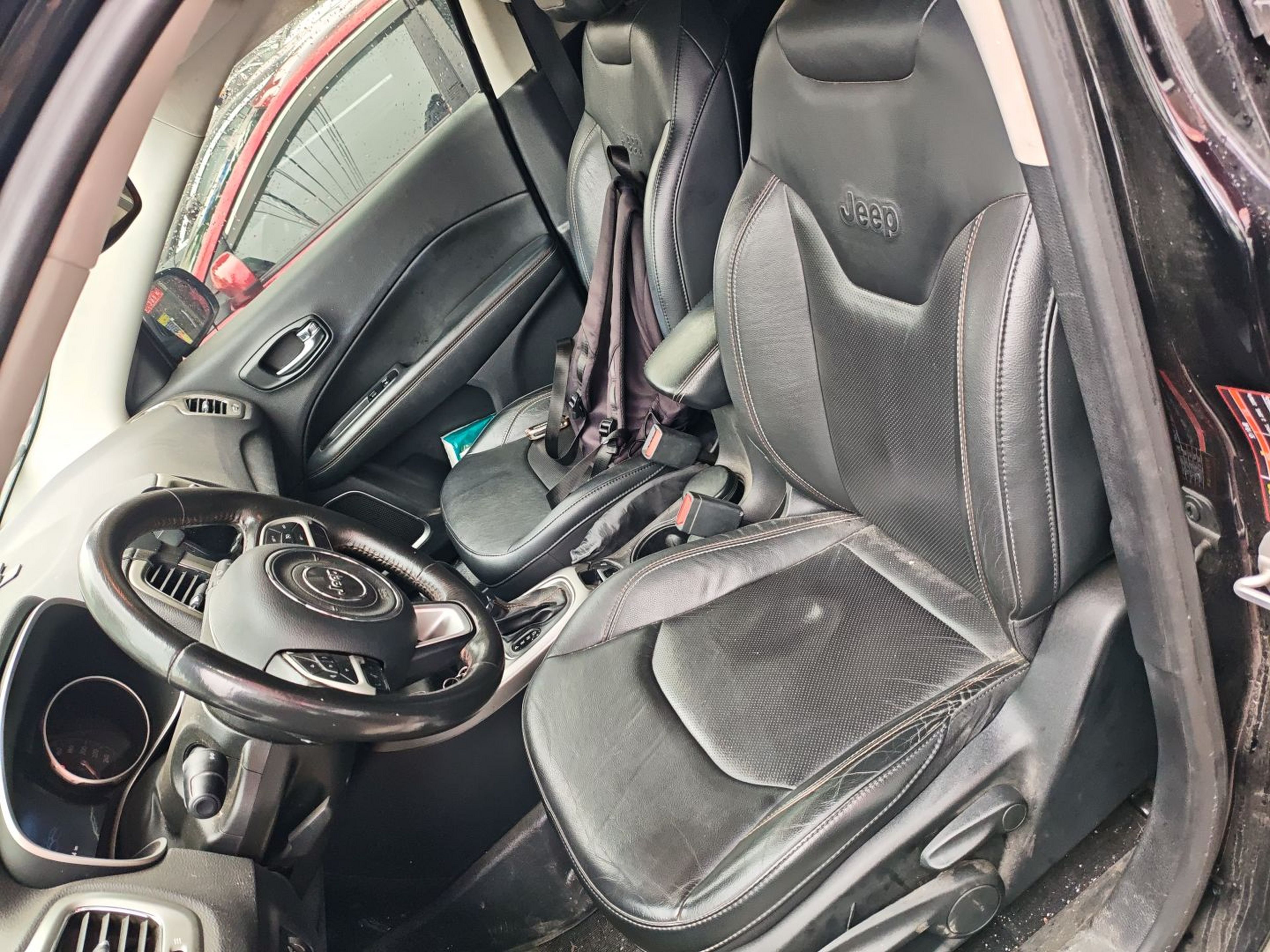 المقاعد الأمامية داخل السيارة