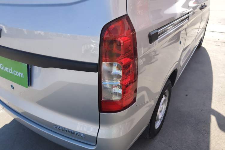 Used Wuling Hongguang V 2022 1.5L Jingqu Edition Enclosed-Window Vehicle with Electric Power Steering LAR