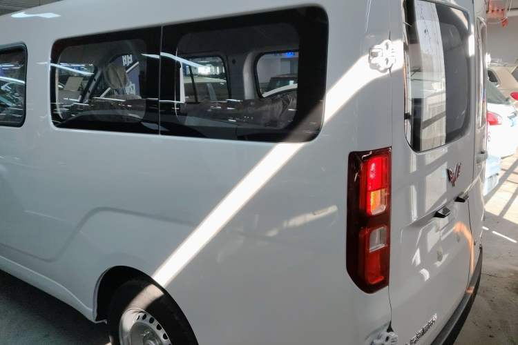 Used Wuling Yangguang 2024 300KM Comfort Version Passenger Van 75kW
