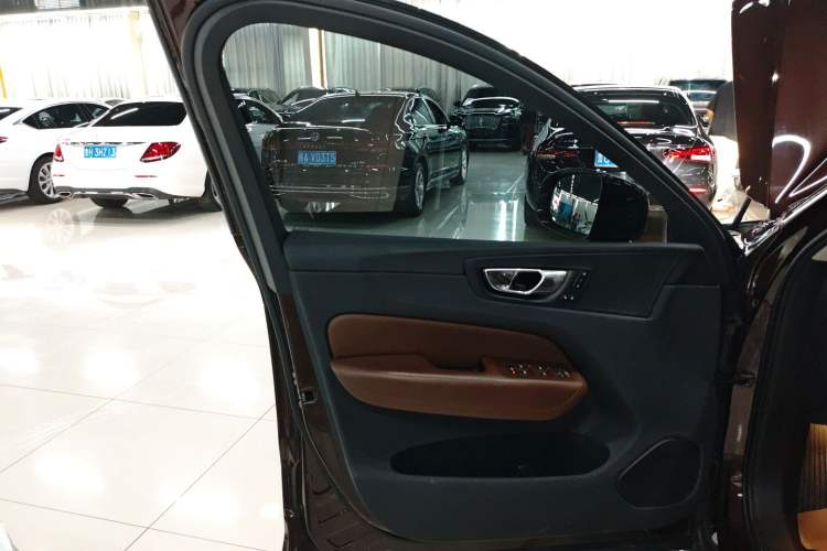 Used Volvo XC60 2019 T5 4x4 Smart Edition China V Standard
