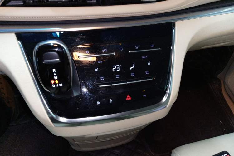 Used Buick GL8 2023 Facelifted Land Cruiser Executive Luxury Version
