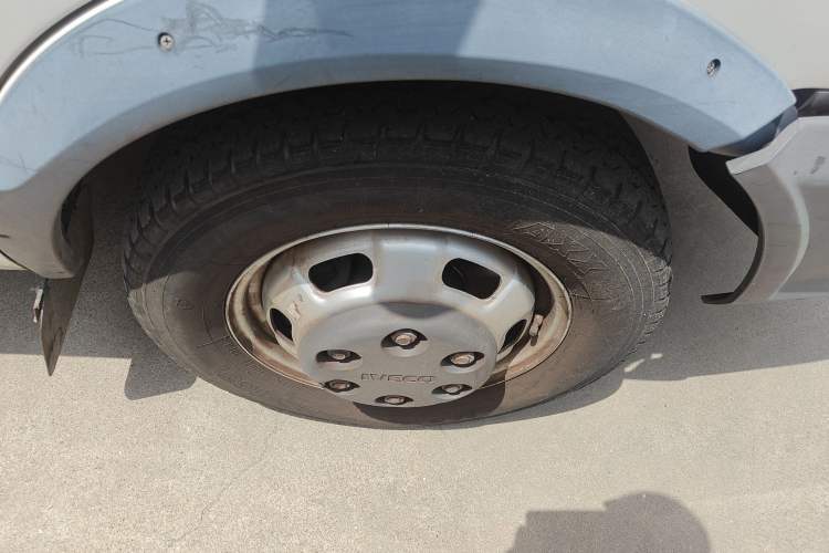 Used Iveco Daily 2020 2.5T A35 Passenger Van with Dual Tires Mid-Roof Design 5-9 Seater Side-Sliding Door China V Emission Standard
