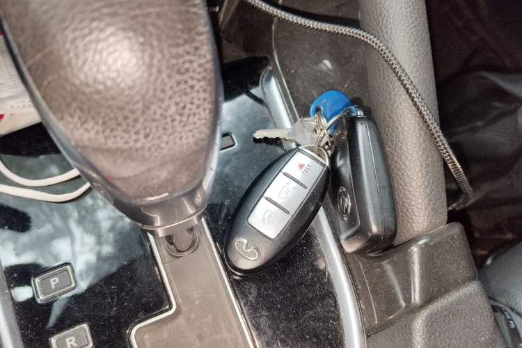 Used Dongfeng Aeolus AX7 2015 2.0L Automatic Zhiyi Trim
