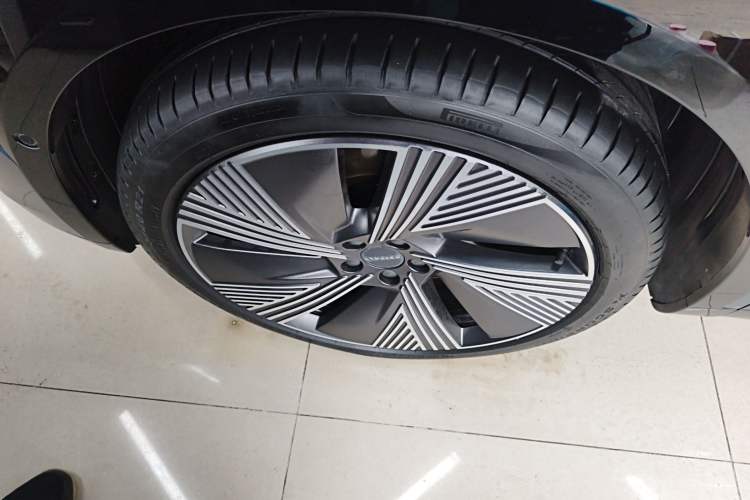 Used Lynk & Co 08 EM-P 2025 220 km All-Wheel-Drive Performance Halo
