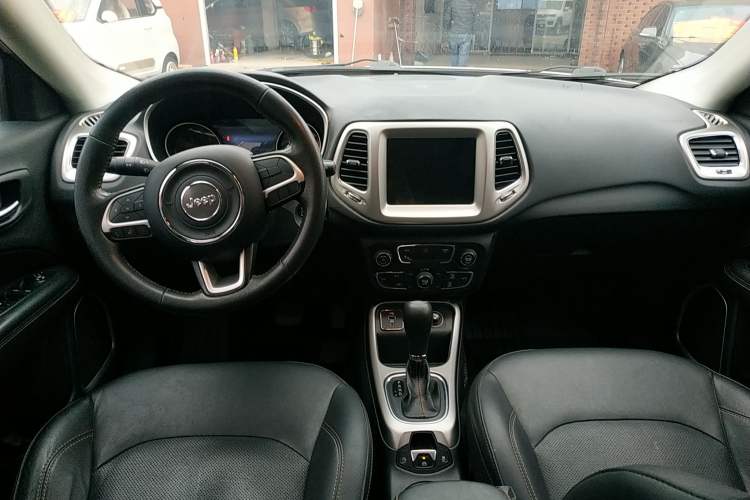 Used  Compass 2017 200T Automatic Family Edition