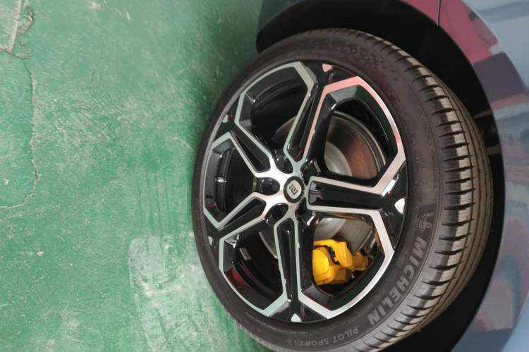 Used  SU7 2024 Rear-Drive Ultra-Long Range Advanced Pro-Level Intelligent Driving Version
