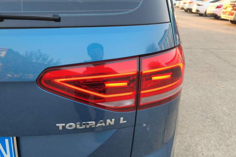 Used Volkswagen Touran 2018 Volkswagen Touran L 280TSI DSG Comfort Edition 7-seater
