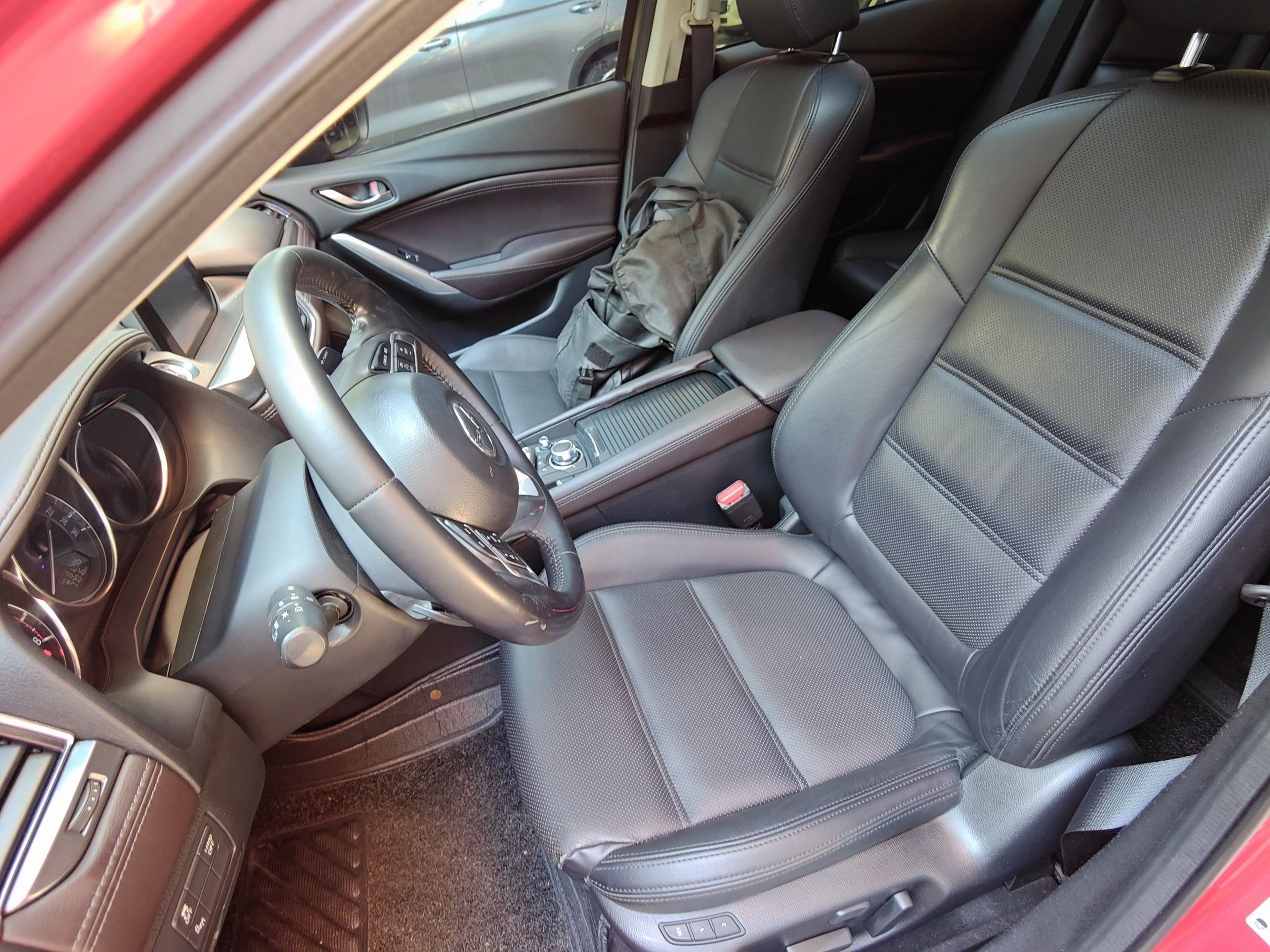 Переднее сиденье в автомобиле