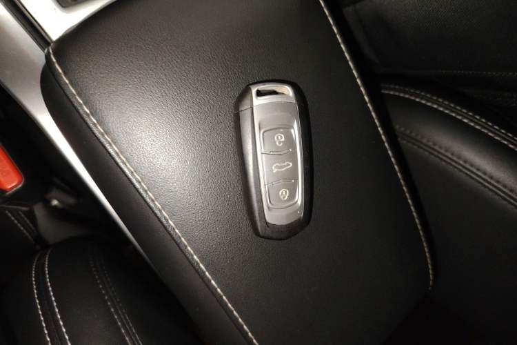 Used Geely Auto Emgrand X7 Sport 2020 1.8TD DCT Two-Wheel Drive Smart Connect 4G-Enabled Version
