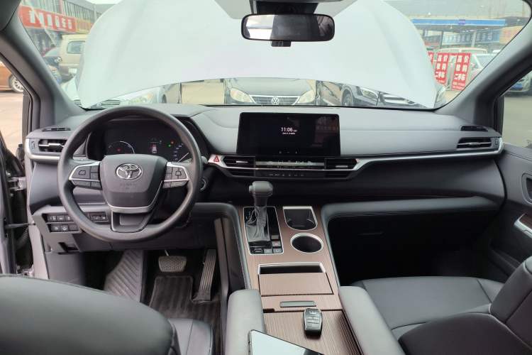 Used Toyota Granvia 2024 2.5L Hybrid Luxury Edition