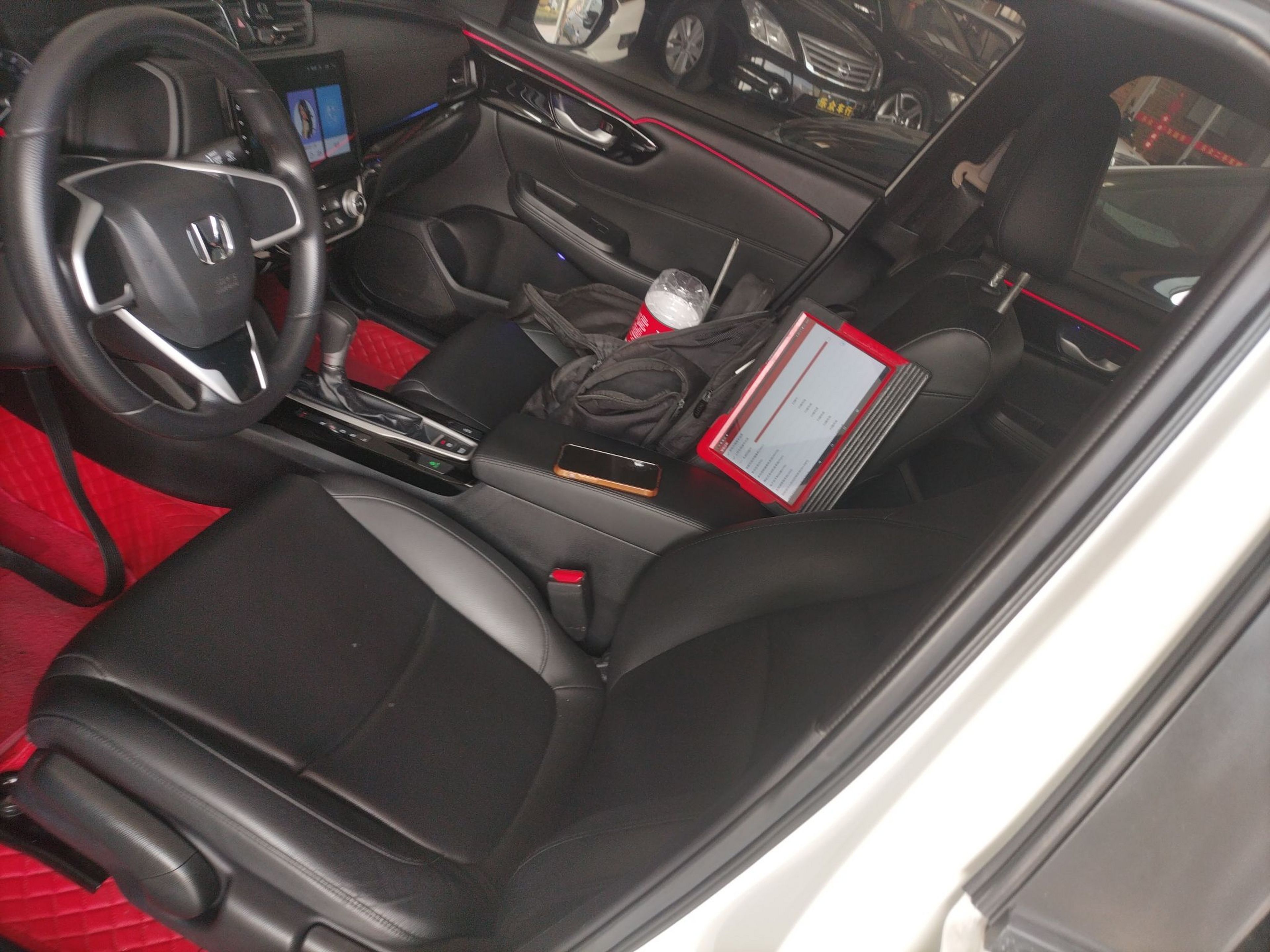 المقاعد الأمامية داخل السيارة