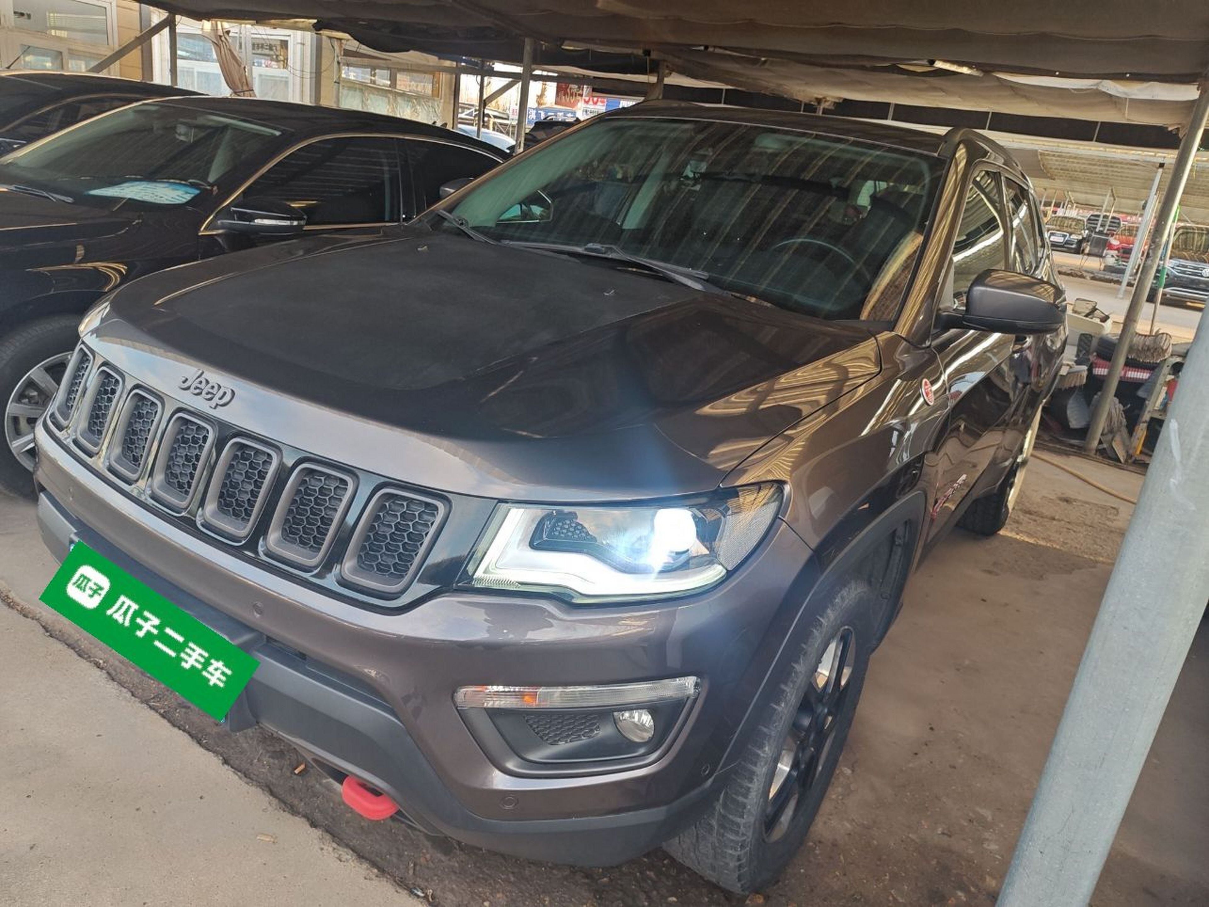 Под передней частью автомобиля