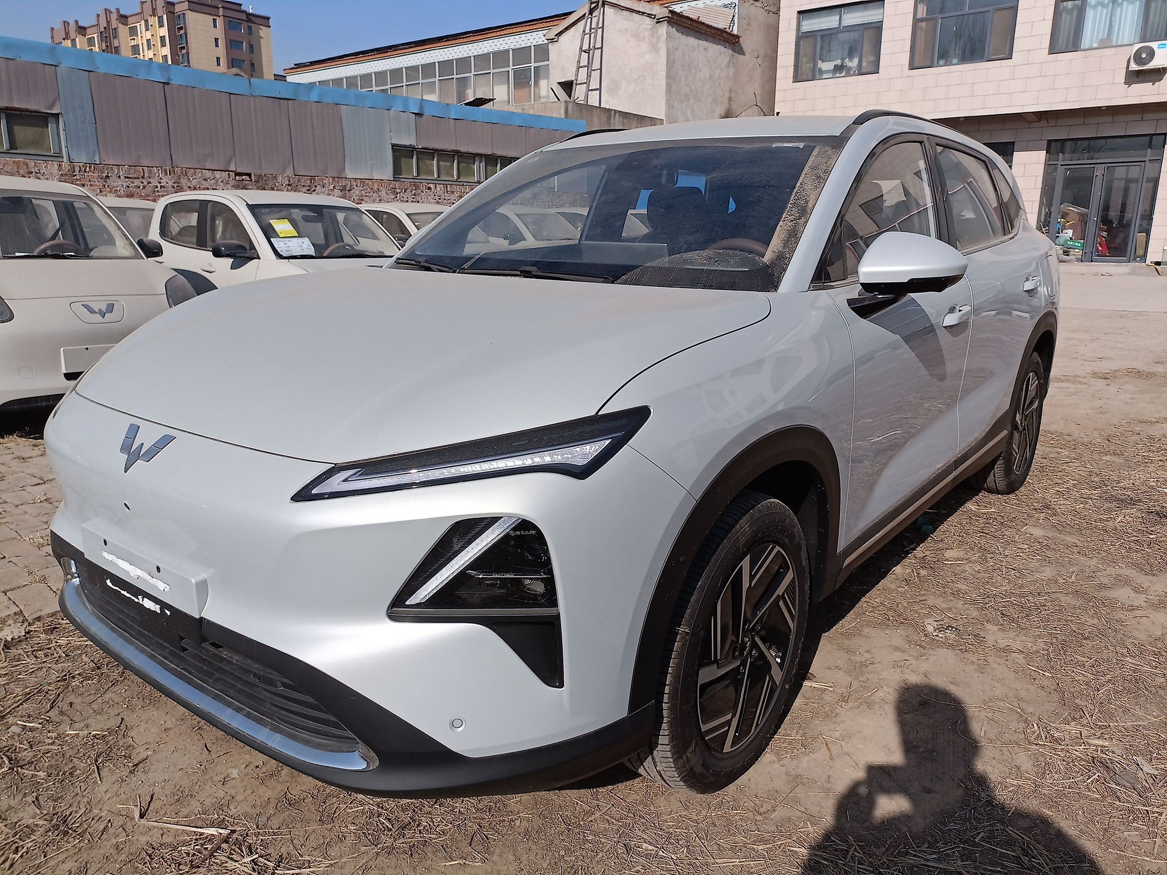 Под передней частью автомобиля