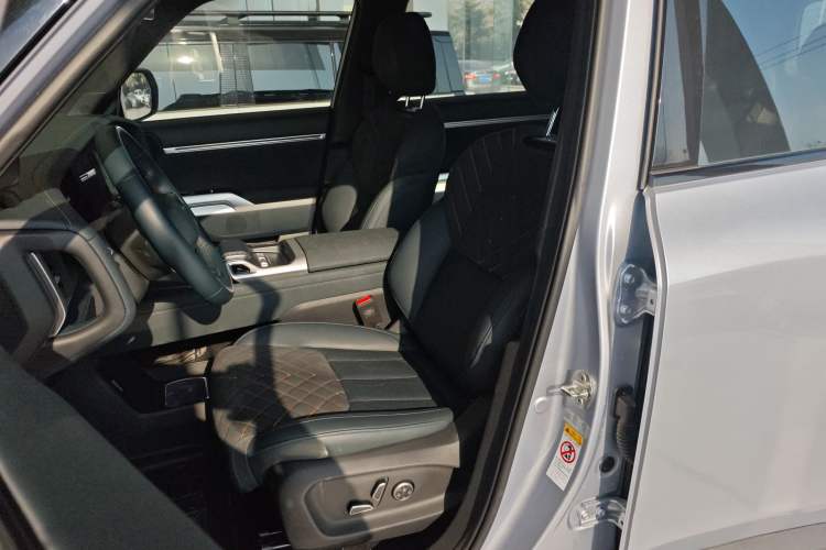 Used  G318 2024 Four-Wheel-Drive Air Suspension Model
