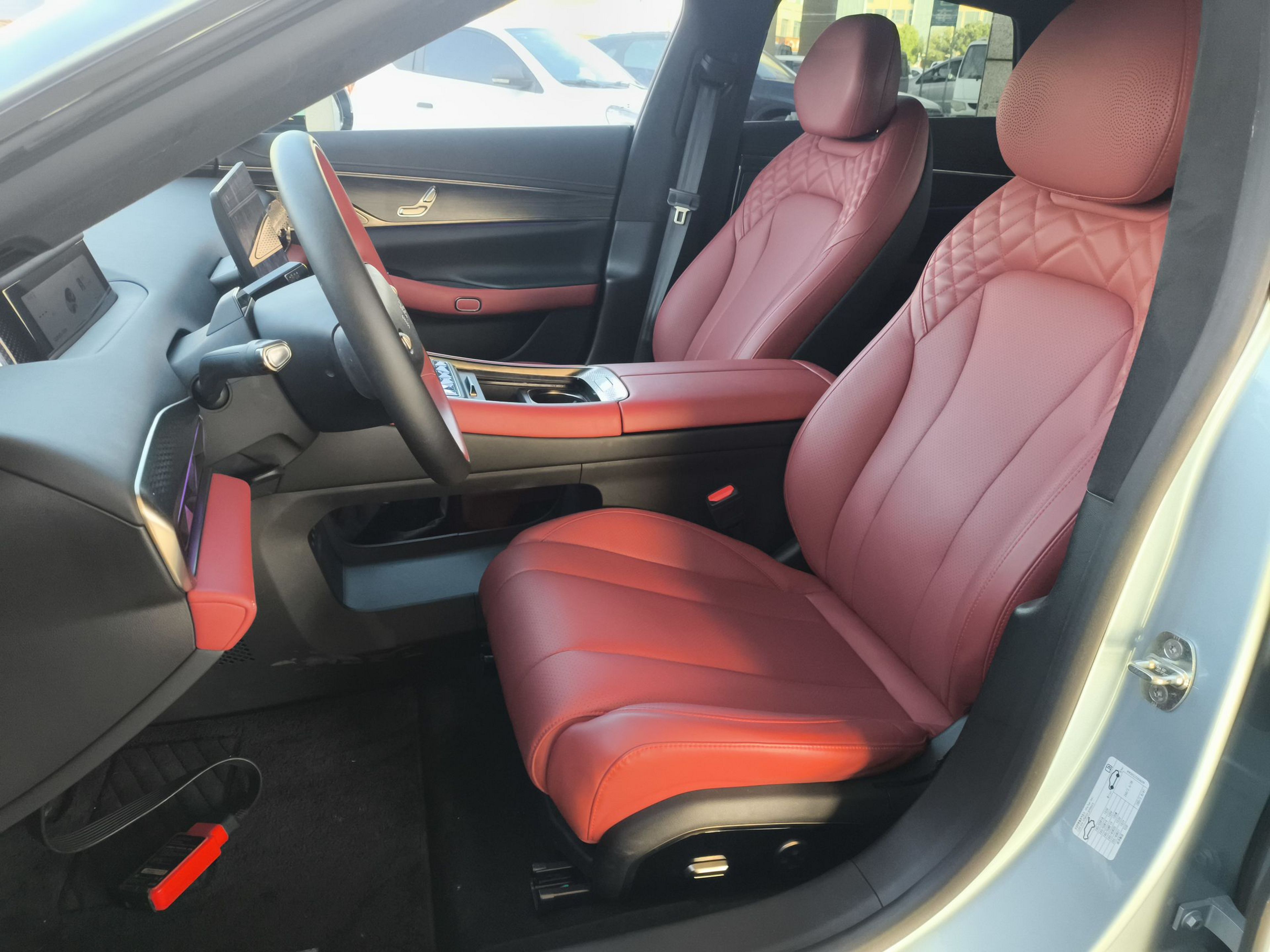 المقاعد الأمامية داخل السيارة