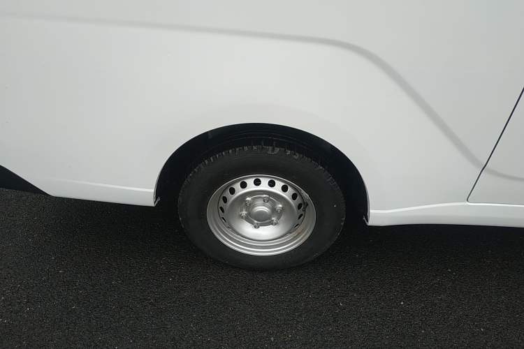 Used Wuling Yangguang 2024 300KM Comfort Version Passenger Van 75kW
