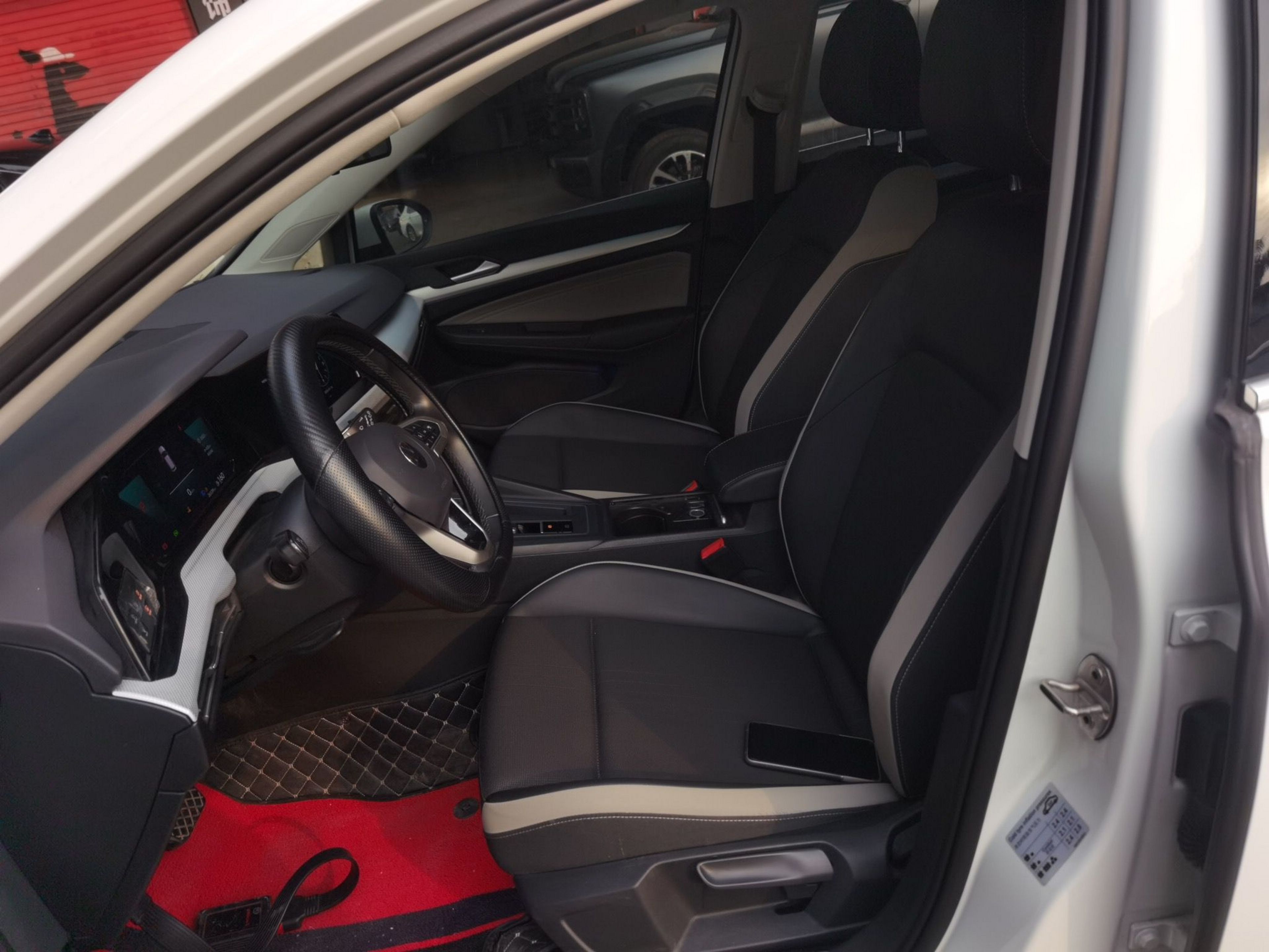 Переднее сиденье в автомобиле