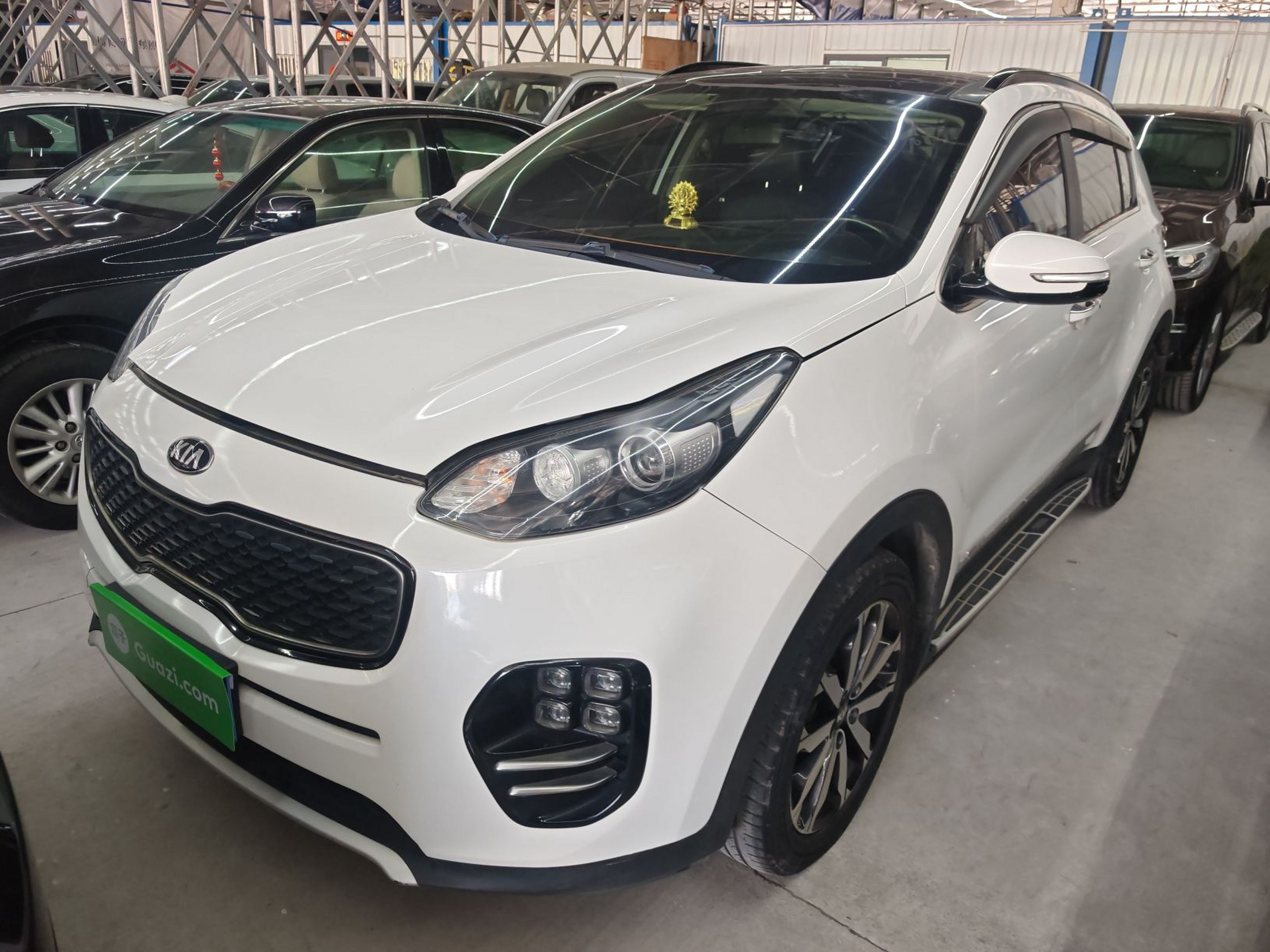 Под передней частью автомобиля