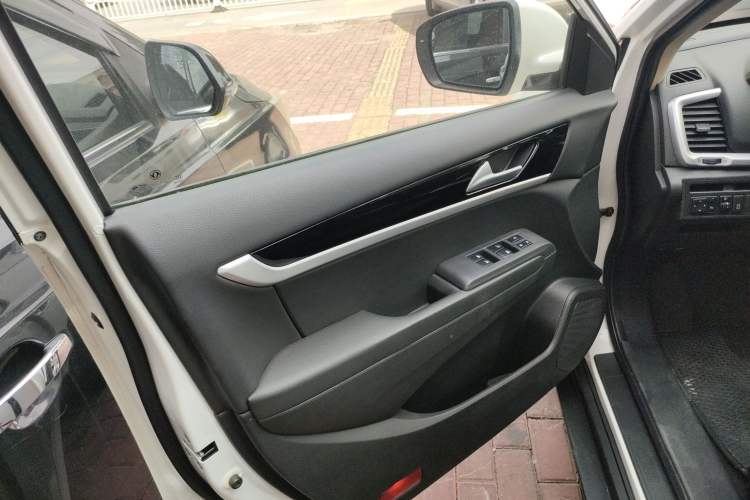 Used Dongfeng Aeolus AX7 2015 2.0L Automatic Zhiyue Version
