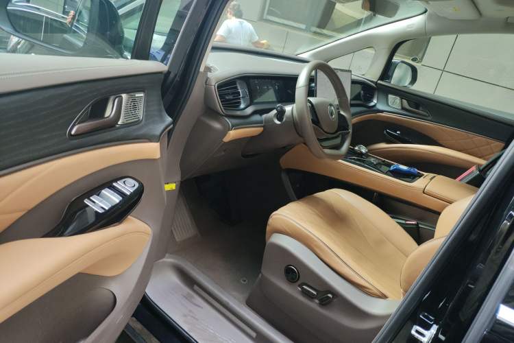 Used Denza D9 2022 DM-i 970 Four-Wheel Drive Prestige Model
