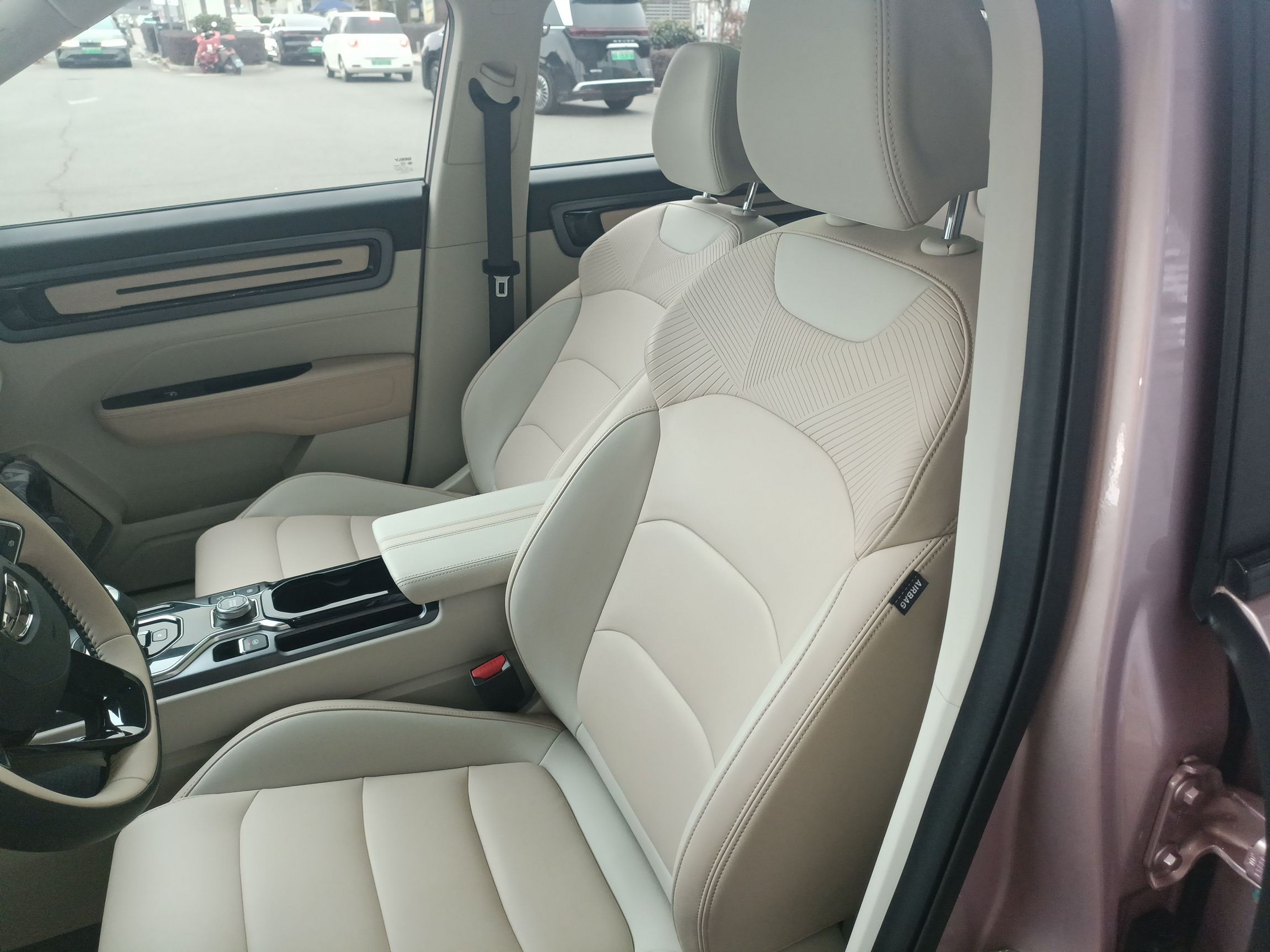 المقاعد الأمامية داخل السيارة