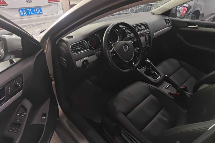 Used Volkswagen Sagitar 2015 1.6L Automatic Comfort Model
