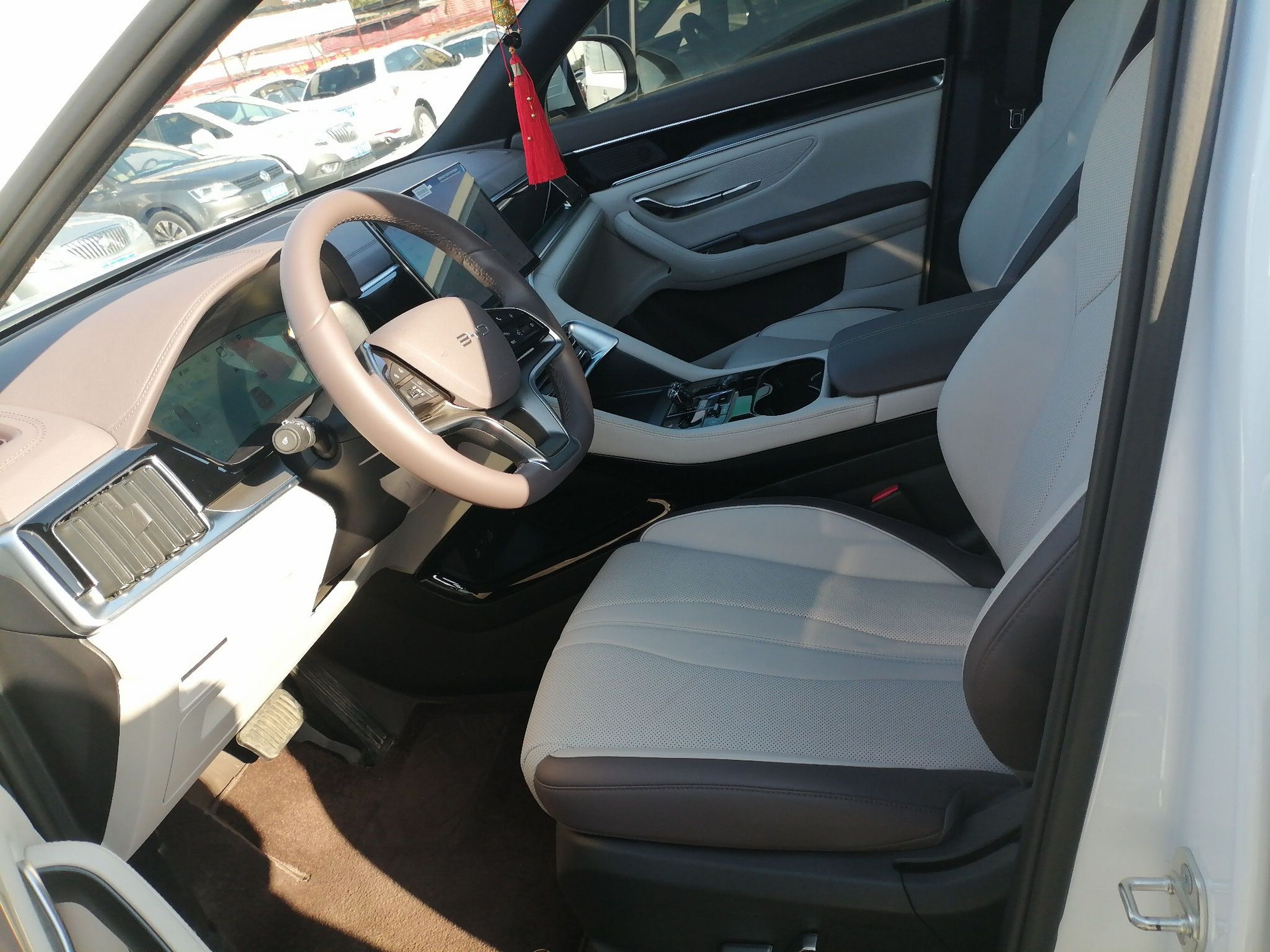 المقاعد الأمامية داخل السيارة