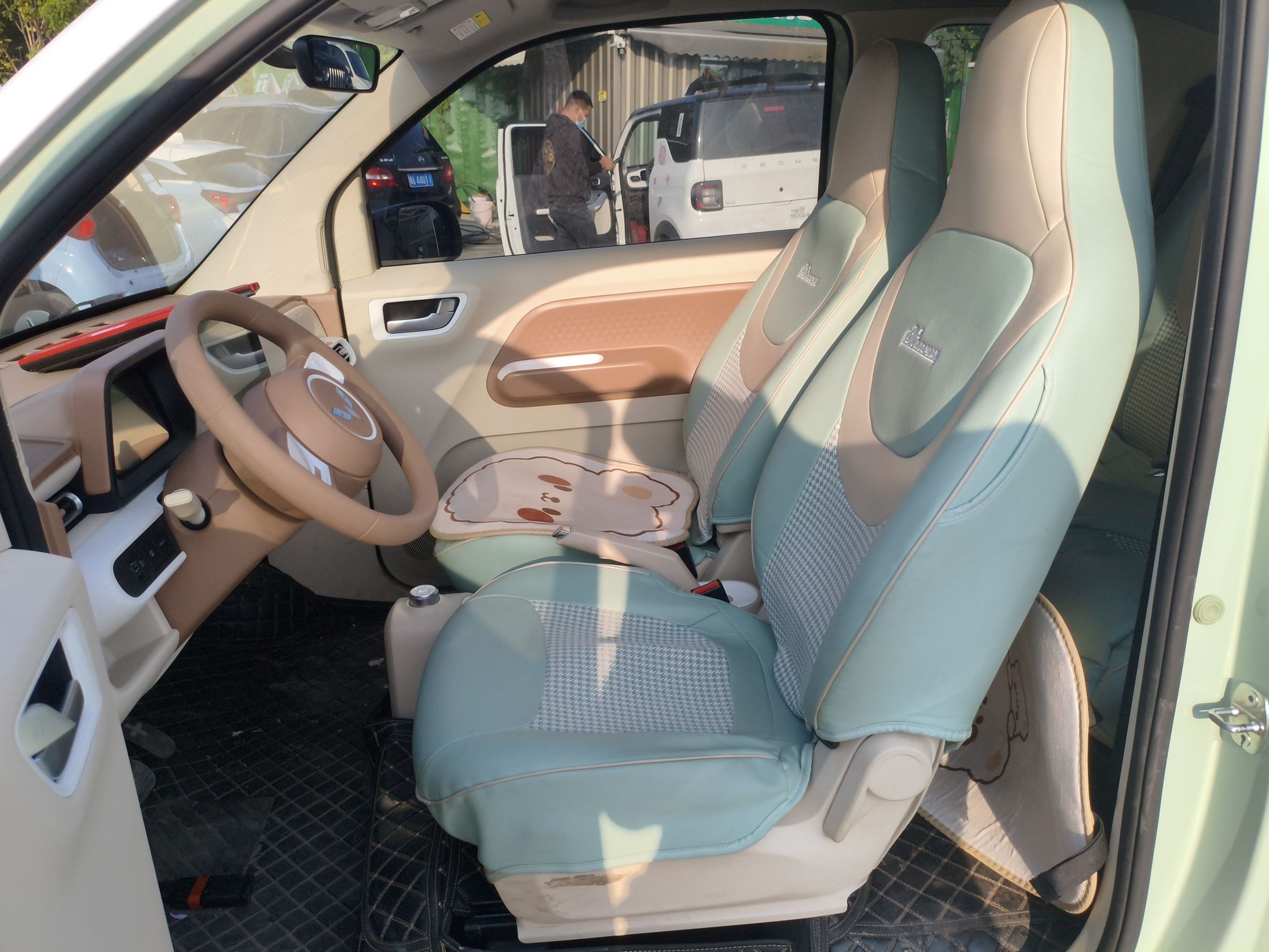 Переднее сиденье в автомобиле