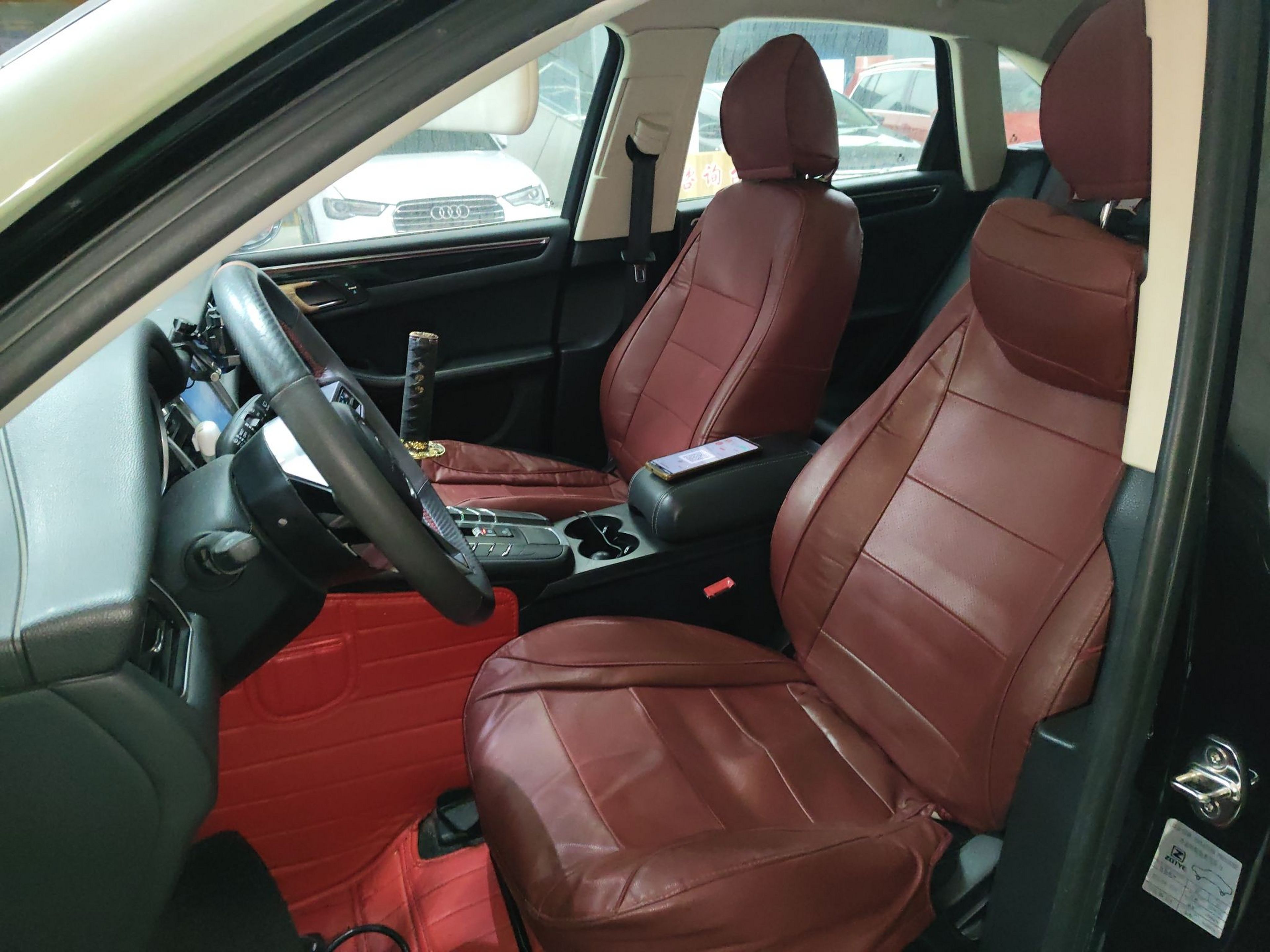 Переднее сиденье в автомобиле