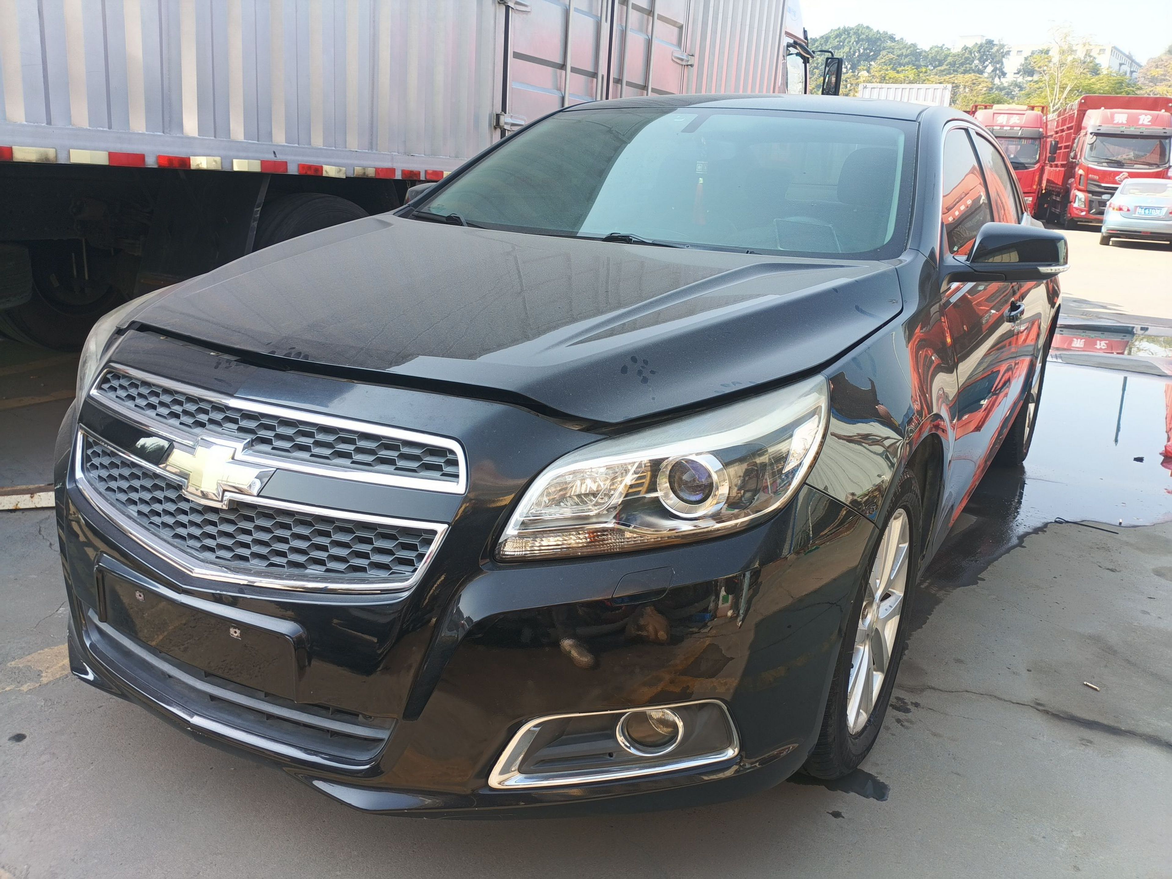 تحت مقدمة السيارة