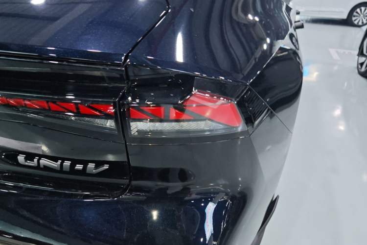 Used Changan UNI-V 2025 1.5T 500Bar Prestige Sporty Version
