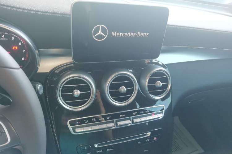 Used Mercedes-Benz GLC 2018 Facelift GLC 260 4MATIC Luxury Edition
