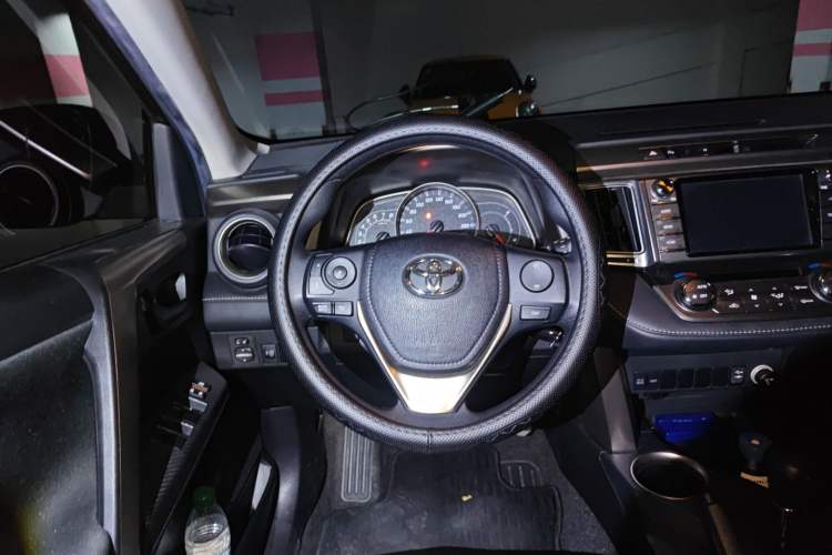 Used Toyota RAV4 2015 2.0L CVT Two-Wheel Drive Fashion Edition
