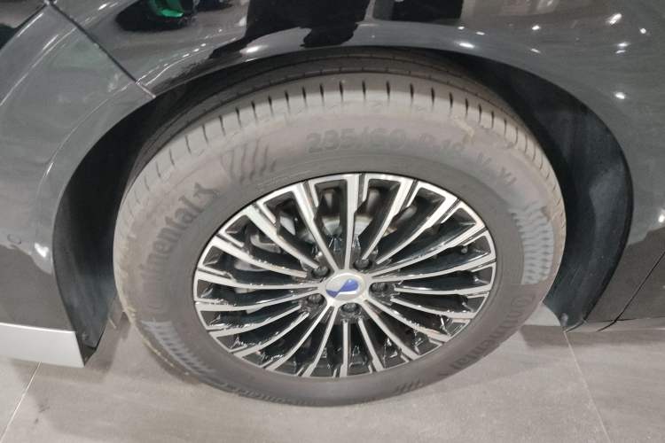 Used Denza D9 2025 DM-i Smart Drive 1020 Four-Wheel Drive Deluxe Model
