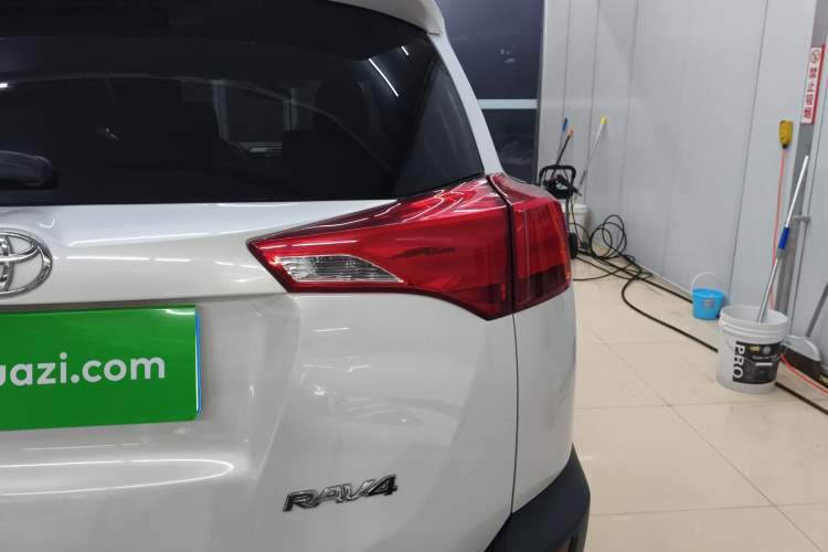 Used Toyota RAV4 2015 2.0L CVT Two-Wheel Drive Fashion Edition
