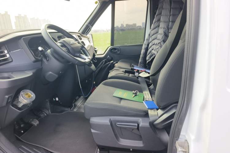 Used JMC Fushun 2023 2.0T Manual Mid-Drive Mid-Roof Commercial Multi-Purpose 7-Seater Passenger Vehicle