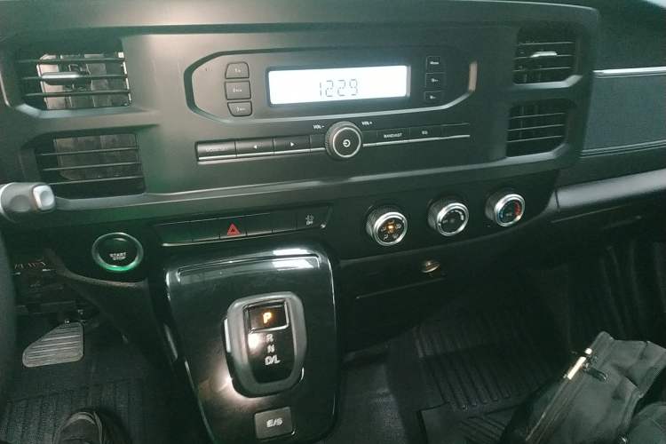 Used JMC Fushun 2023 2.0T Automatic Short-Wheelbase Mid-Top Commercial Multi-Purpose 6-Seater Passenger Vehicle
