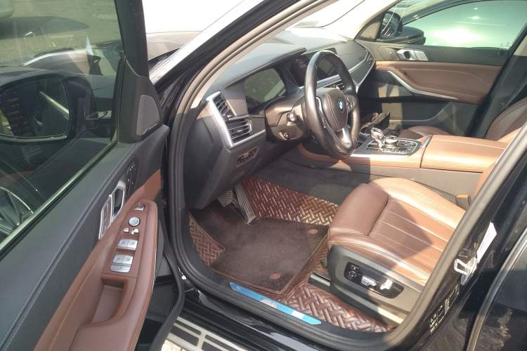 Used BMW X7 2021 xDrive40i Luxury Package with Leading Features