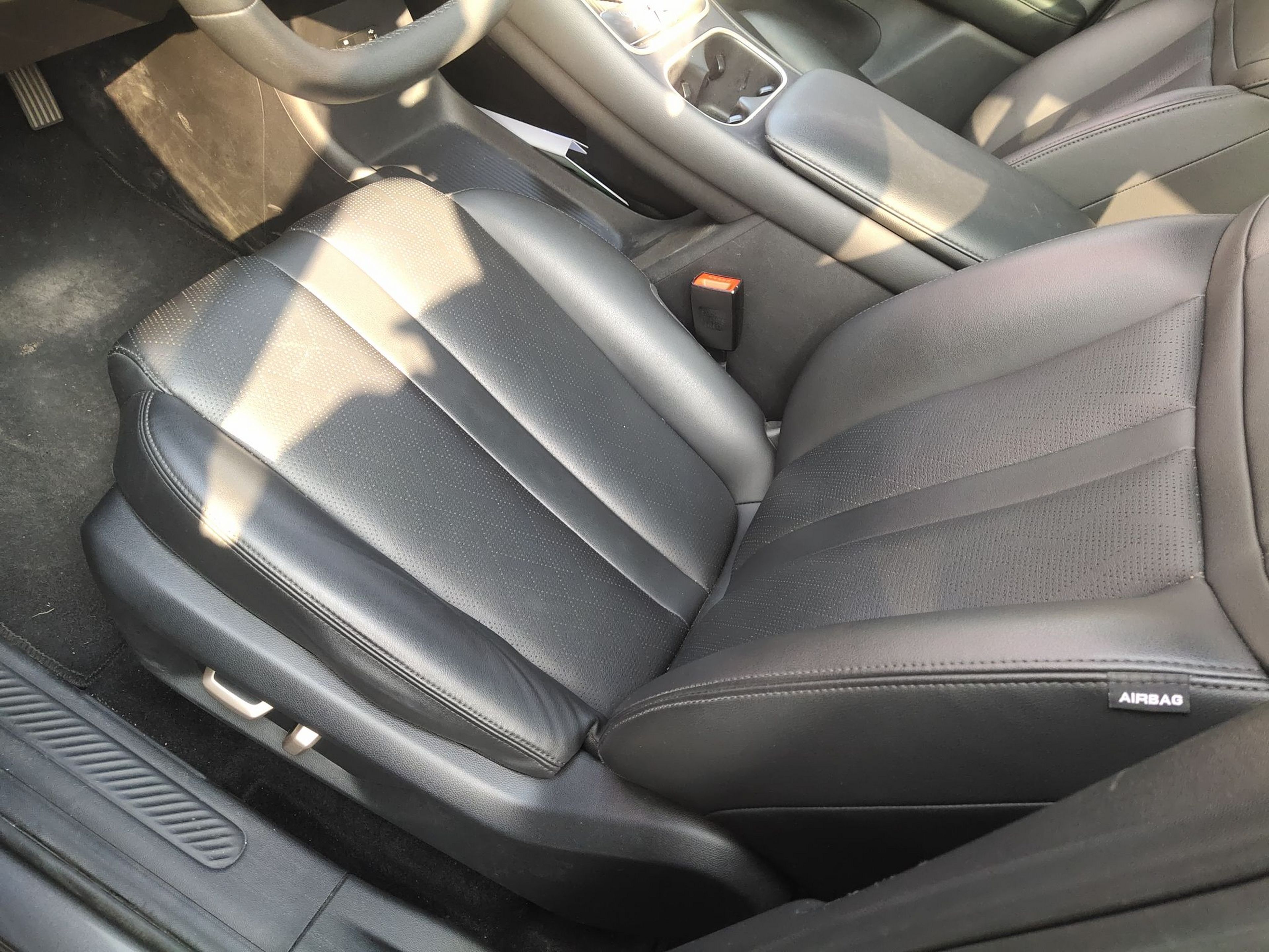 Переднее сиденье в автомобиле