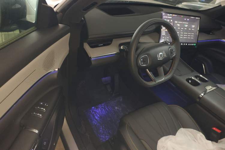 Used  Q07 2025 215 Prestige Edition