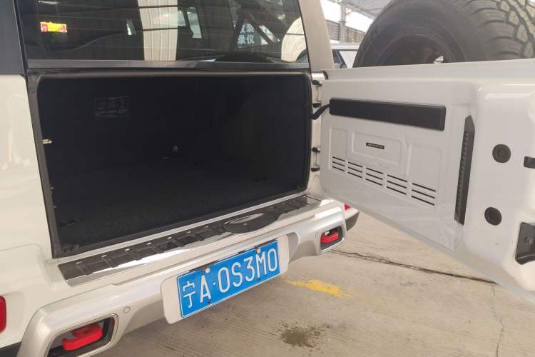 Used Beijing Auto BJ40 2019 PLUS 2.3T Automatic Four-Wheel Drive Premium Edition China VI
