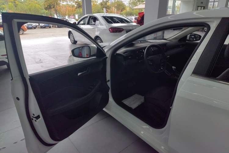 Used Roewe i5 2023 1.5L CVT Luxury Edition
