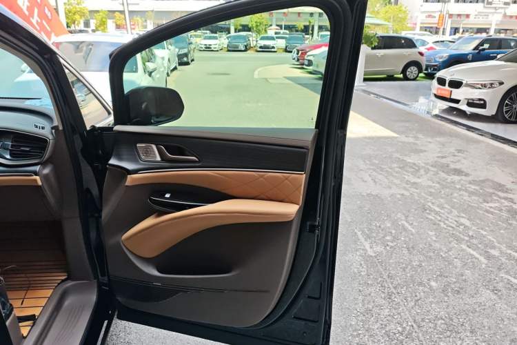 Used Denza D9 2022 DM-i 970 Four-Wheel Drive Flagship Model
