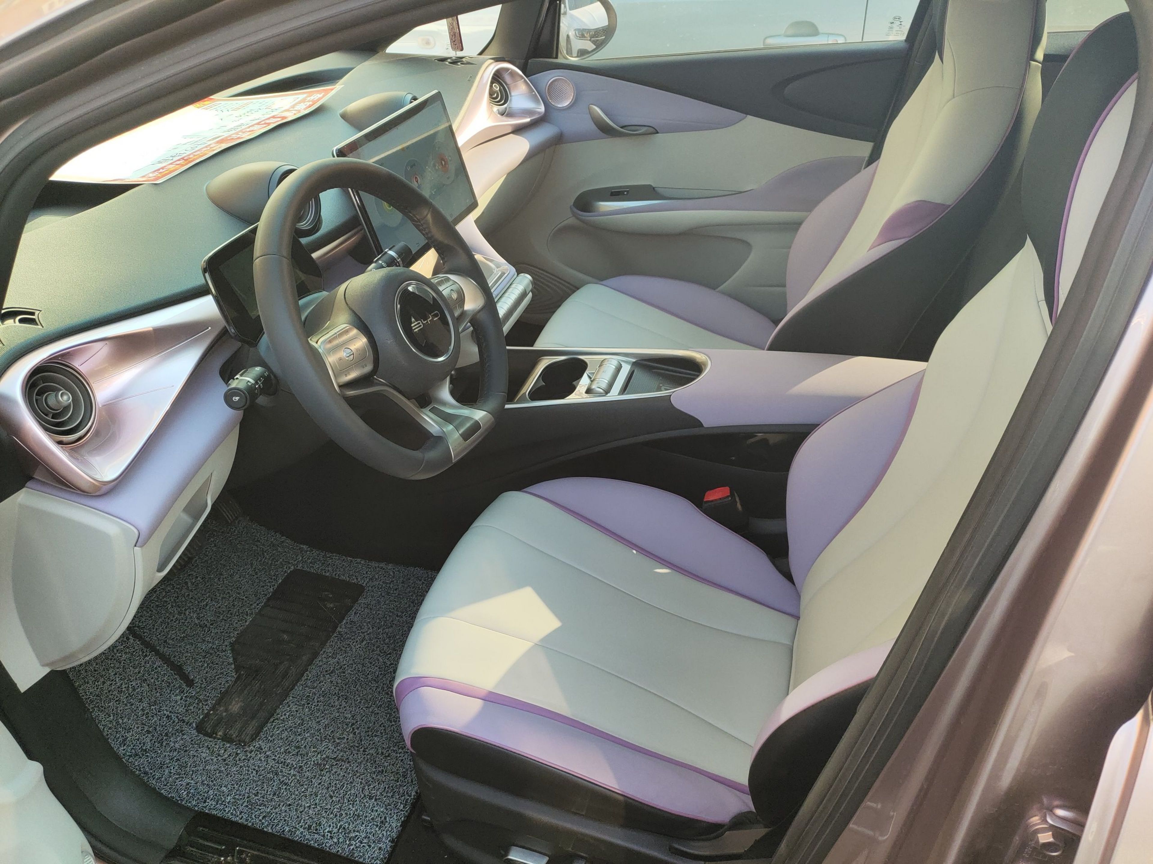 المقاعد الأمامية داخل السيارة