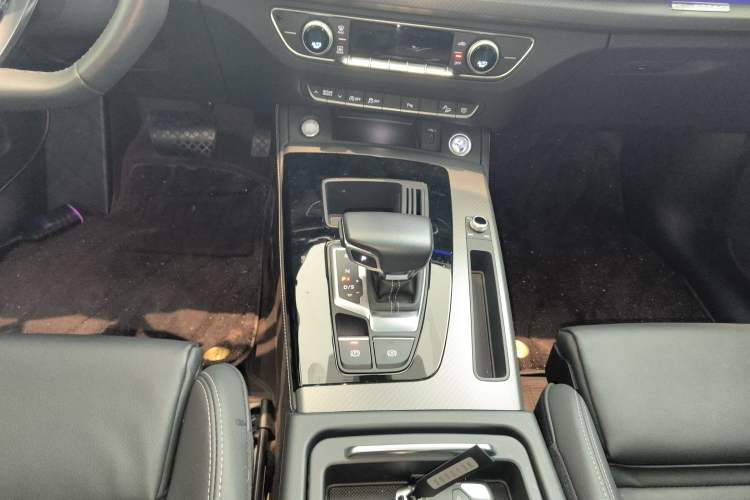 Used Audi Q5L 2022 40T Fashionable and Dynamic Model
