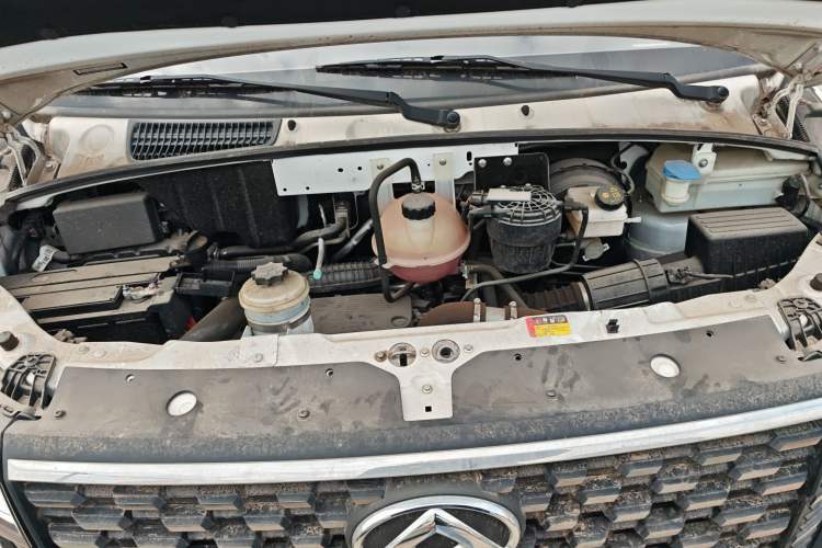 Used SAIC MAXUS Xintu V80 2023 2.0T AMT Classic Aoyuntong Short Wheelbase Mid-Roof 5/6-Seater
